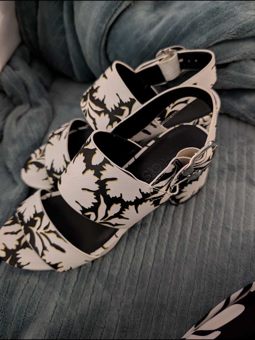 Aerosole Camera White Floral Pattern Block Heel Sandals